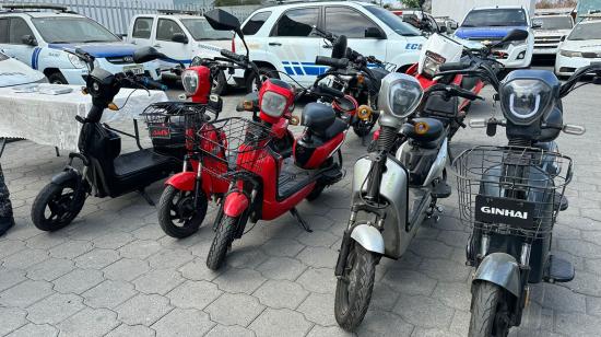 Cinco motos eléctricas presuntamente usadas en extorsiones y en asesinatos se les incautaron a tres miembros de Los Tiguerones, en el Suburbio de Guayaquil, el 21 de septiembre de 2024.