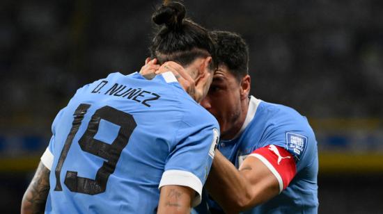 El delantero uruguayo Darwin Núñez celebra con José María Giménez después de anotar durante el partido de Eliminatorias entre Argentina y Uruguay, en el estadio La Bombonera, el 16 de noviembre de 2023.