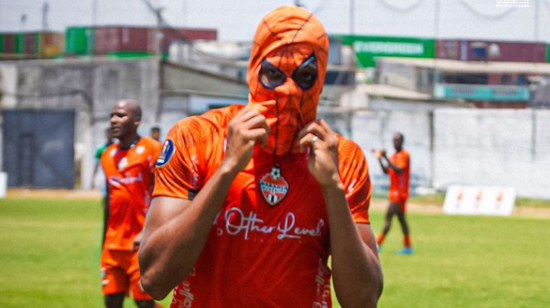 Andy Tenorio, hijo de Otilino, celebra un gol de Naranja Mekánica con la máscara de 'Spiderman', el 5 de octubre de 2024.