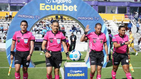 Los árbitros ingresan al estadio Bellavista, previo al partido de Macará ante Delfín por la LigaPro, el 7 de octubre de 2024.