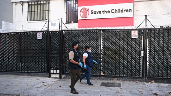 Fiscales ingresan a las oficinas de la ONG Save the Children durante un allanamiento, 25 de abril de 2024.