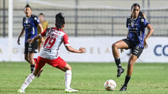 Las jugadoras de Dragonas IDV y Santa Fe durante el partido de la Fecha 2 de la fase de grupos de la Copa Libertadores femenina, el 7 de octubre de 2024.