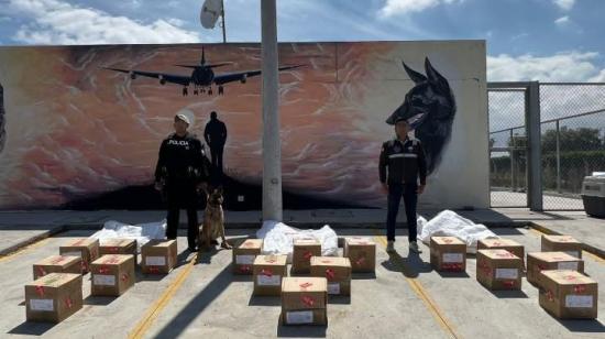 Cajas de encomiendas con harina para la colada morada y tazas estaban contaminadas con cocaína, en Quito.