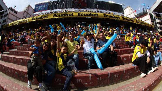 Hinchas ecuatorianos durante el partido ante Perú por Eliminatorias, en el estadio Rodrigo Paz Delgado, el 10 de septiembre de 2024.