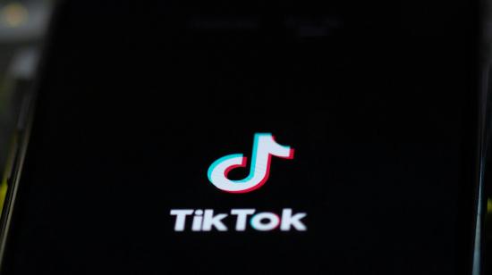 Fotografía referencial en la que se ve el logo de TikTok en la pantalla de un celular inteligente.