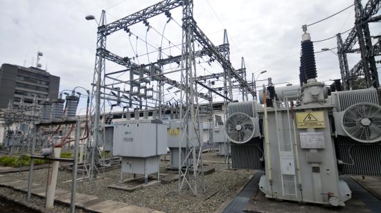 Fotografía de archivo de parte de la infraestructura eléctrica de CentroSur, en Cuenca, en octubre de 2023.