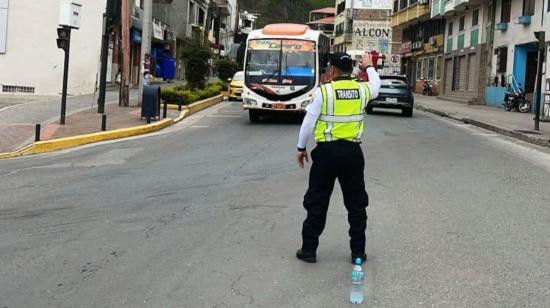 Un agente controlando el tráfico vehicular, 5 de octubre de 2024.