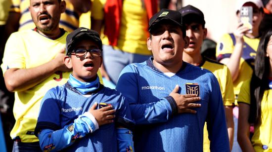 Hinchas de Ecuador cantando el himno nacional en el estadio Rodrigo Paz Delgado antes del partido con Perú por la Fecha 8 de Eliminatorias, el 10 de septiembre de 2024.