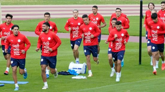 Los jugadores de Paraguay durante el entrenamiento del 8 de octubre de 2024, en el estadio Olímpico Atahualpa antes del partido de Eliminatorias ante Ecuador.