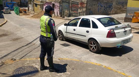 Un agente de tránsito en una calle de Quito, 5 de octubre de 2024.