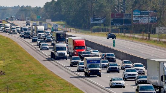 Antes de la llegada del huracán Milton, un gran flujo de tráfico se desplaza desde Florida por la carretera interestatal 75, en Estados Unidos.