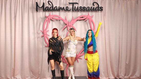 Karol G posa con sus dos nuevas figuras de cera en Madame Tussauds.