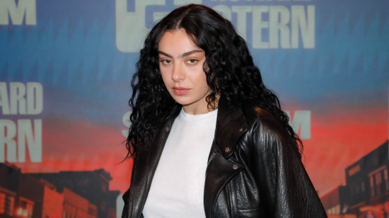 Charli XCX visita 'The Howard Stern Show' de SiriusXM, 2024.