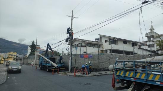 Un trabajador de la Empresa Eléctrica Quito realiza trabajos de mantenimiento en el sector El Inca, en el norte de Quito, el 4 de octubre de 2024.