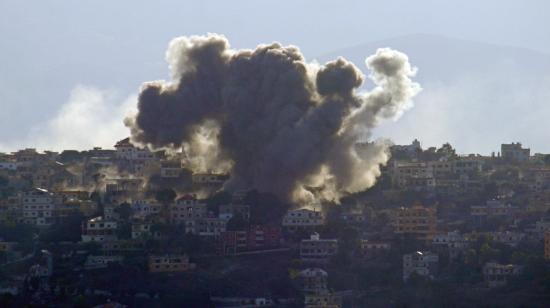 El humo se eleva tras los ataques aéreos de las fuerzas israelíes en Khiam, 9 de octubre de 2024.