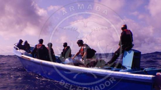 Tres detenidos por la Armada del Ecuador con 33 bultos de droga el 2 de octubre de 2024.