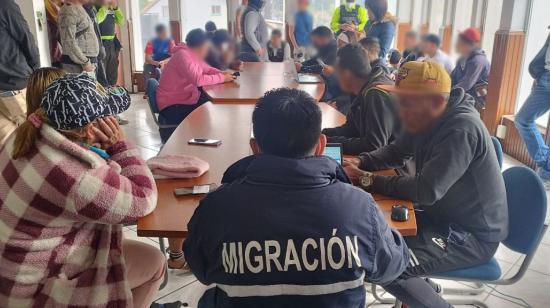 Imagen referencial de un Control de Permanencia Migratoria en Quito, el 10 de octubre de 2024.