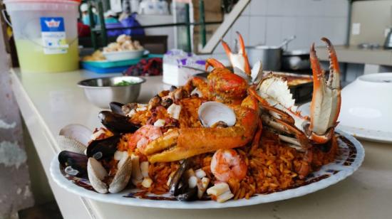 Un arroz marinero de tamaño familiar con jaiba o cangrejo se vende en el local Tres hermanos de los comedores del mercado de la Caraguay, al sur de Guayaquil.
