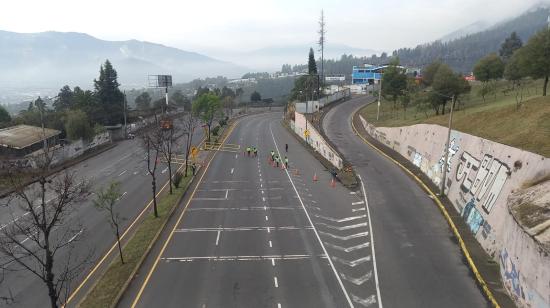 Agentes de tránsito de Quito realizan el cierre de la avenida Simón Bolívar, el 11 de octubre de 2024.