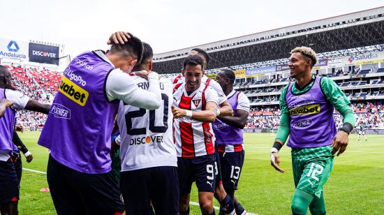 Los jugadores de Liga de Quito celebran el gol de Fernando Cornejo ante Orense, el 26 de septiembre de la LigaPro.