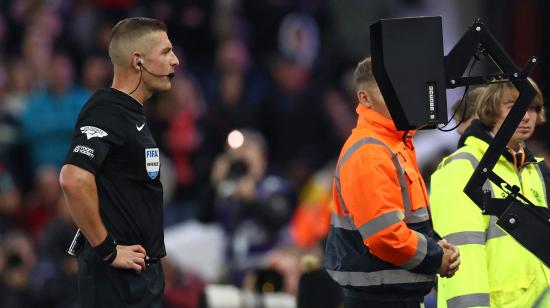 El árbitro Robert Jones revisar el VAR en un partido entre el Burnley's y el Nottingham Forest, el 18 de septiembre de 2023.