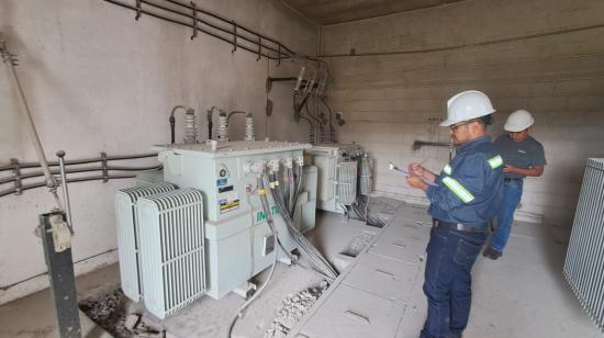 Empresa Eléctrica de Quito revisa los generadores eléctricos de emergencia de la empresa Pronaca, que está aportando al sistema eléctrico nacional. Foto del 4 de octubre de 2024.