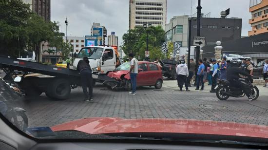 Dos carros chocaron en Guayaquil. EL siniestro dejó a cinco personas heridas.