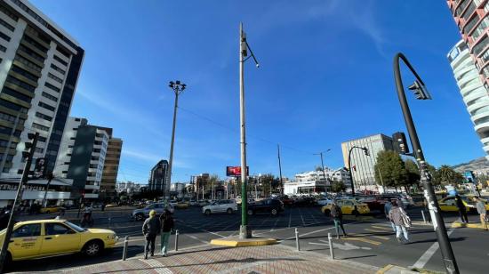 Peatones y carros en el cruce de dos avenidas en el norte de Quito. Imagen referencial.