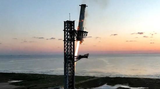 El Super Heavy Booster de Starship es atrapado mientras regresa a la plataforma de lanzamiento en Boca Chica, Texas, el 13 de octubre de 2024.