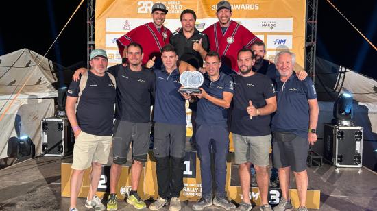 Sebastián Guayasamín en el podio con todo su equipo en el rally de Marruecos, 11 de octubre de 2024.