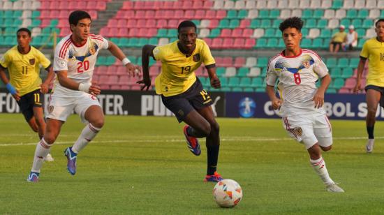 Juan Riquelme Angulo en medio de dos jugadores venezolanos en el Sudamericano Sub 15, 13 de octubre de 2024.