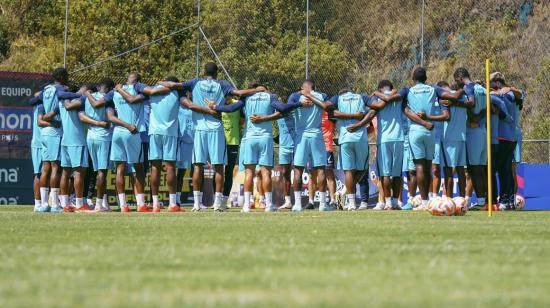 Los jugadores de Ecuador reunidos en círculo en la Casa de la Selección, el 13 de octubre de 2024.