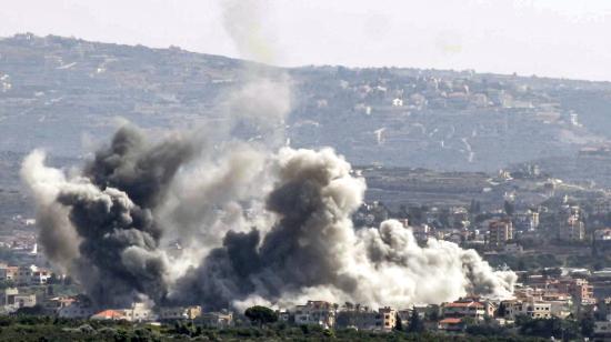 Una nube de humo emerge de un sector de la ciudad de Tyre, al sur de Líbano, tras un ataque israelí en la villa Deir Qanun el 14 de octubre de 2024