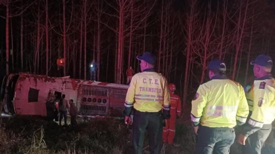 Ocho heridos tras el volcamiento de bus de la cooperativa Reina del Camino en Guayas