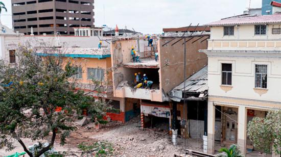 Obreros trabajan en la demolición de los pisos finales del edificio Fantasía, en el centro de Guayaquil.