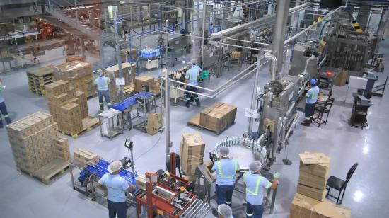 Trabajadores en la planta de producción de la empresa de alimentos La Fabril, en Manta, provincia de Manabí, septiembre de 2024. Imagen referencial.