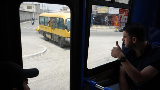 El alcalde de Guayaquil, Aquiles Alvarez, participó de un recorrido por la presentación de nueve buses nuevos de la Metrovía, este lunes 14 de octubre de 2024, en el norte de Guayaquil.