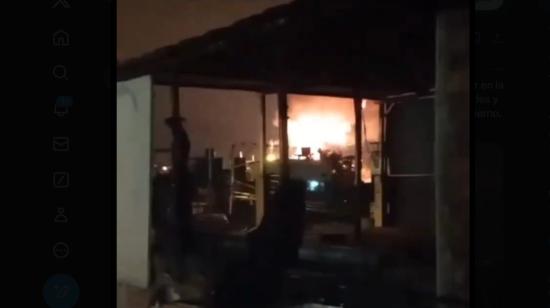 Un vehículo explotó la madrugada del lunes 14 de octubre de 2024 en la parroquia Puerto Bolívar, en Machala, provincia de El Oro.