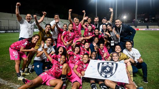 Lasa jugadoras de Dragonas IDV luego de clasificar a la semifinal de la Copa Libertadores femenina, el 13 de octubre de 2024.