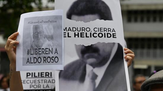 Manifestantes sostienen carteles en contra del gobierno del presidente Nicolás Maduro en Caracas, Venezuela, el 11 de septiembre de 2024.