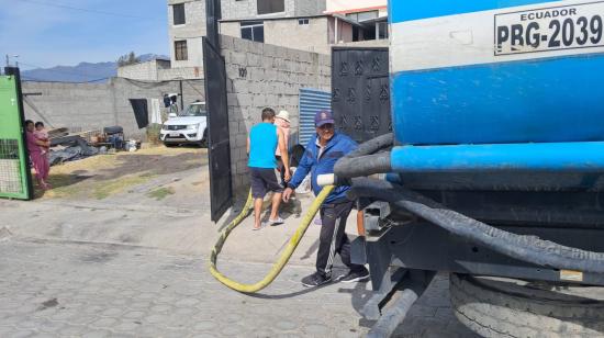 Un habitante de Calderón, en el norte de Quito, se abastece de agua, el 15 de septiembre de 2024.