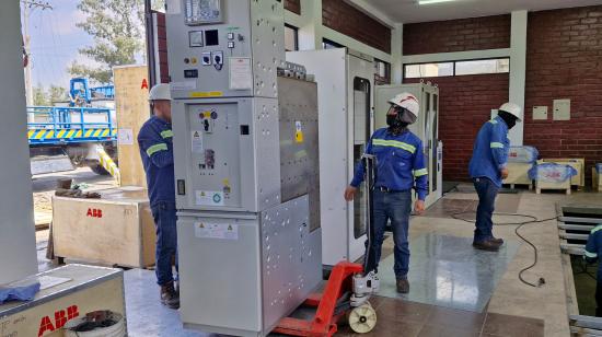 Trabajadores de la Empresa Eléctrica Quito realizan la instalación de un transformador en la Subestación Tababela, el 14 de octubre de 2024.