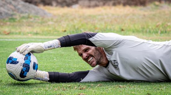 Javier Burrai, arquero de Barcelona SC, durante los trabajos realizados este martes 15 de octubre de 2024.