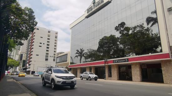 Vista de la fachada del hotel Ramada, frente al Malecón, en el centro de Guayaquil, edificio vendido por los hermanos Isaías tras obtener fallos favorables en dos primeras instancias.