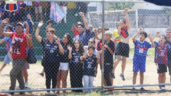 Hinchas de Deportivo Quito, durante un partido de Segunda Categoría, el 7 de octubre de 2024.