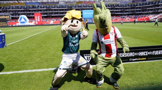 Las mascotas de Orense y Liga de Quito, 'Bananerito' y 'Cocodrigo', antes del partido por LigaPro el 6 de octubre de 2024.