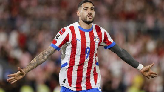 Antonio Sanabria de Paraguay celebra su gol este martes, en un partido de las Eliminatorias sudamericanas en Asunción.