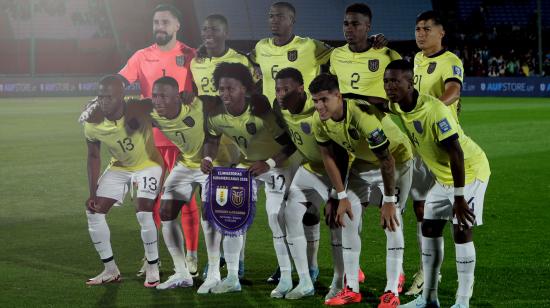 Los jugadores de Ecuador se forman para la foto oficial, antes del partido ante Uruguay, el 15 de octubre de 2024.