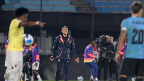 El entrenador de Ecuador, Sebastián Beccacece, dirigiendo ante Uruguay en la Fecha 10 de las Eliminatorias, el martes 15 de octubre de 2024.