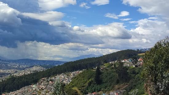 Vista panorámica del sur de Quito, en Pichincha. La provincia registrará altas temperaturas diurnas desde el 16 de octubre de 2024.